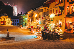 瑞士圣诞节格鲁耶雷斯镇村冬