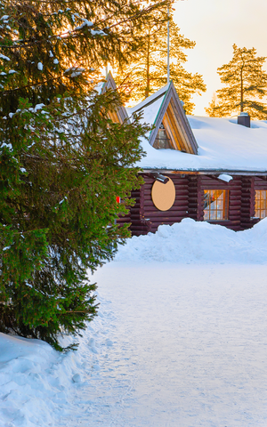 芬兰拉普兰罗瓦涅米的圣诞老人邮局村圣诞节办公室房子冬天拉波尼亚和雪前往北极假日公园的Joulupu